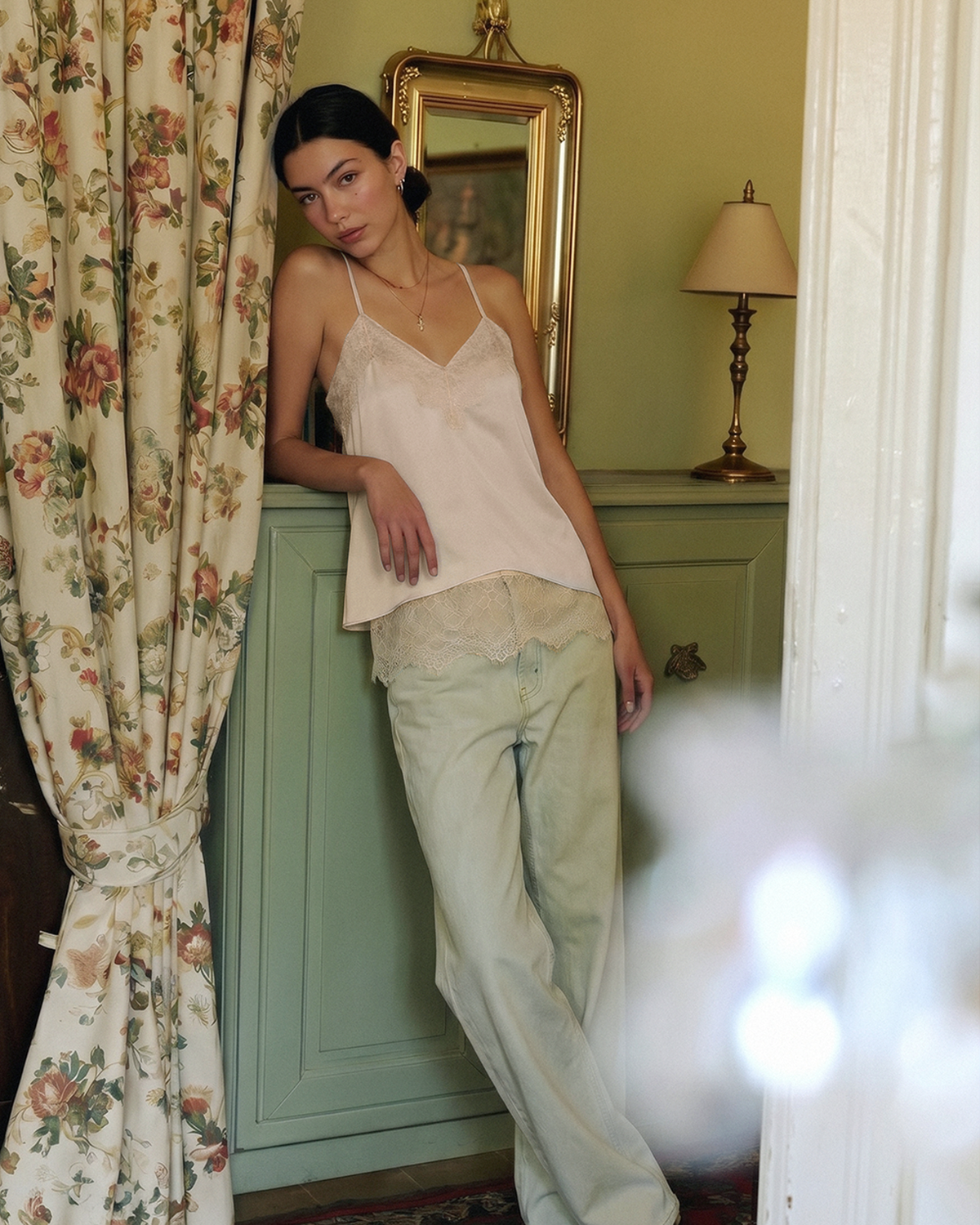 DOUBLE-LAYER FLARE LACE CAMISOLE