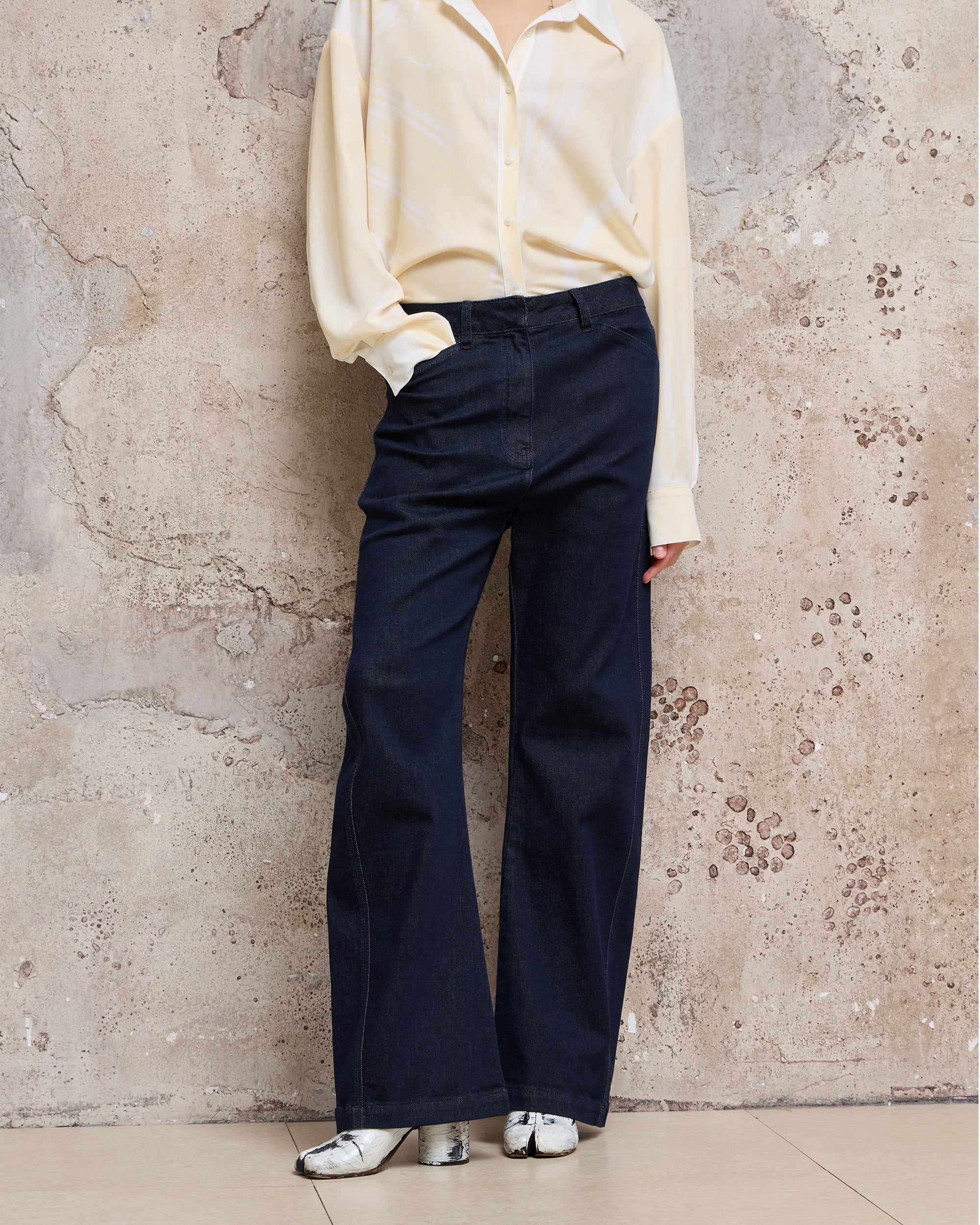 LUMI EMBROIDERED CURVED DENIM