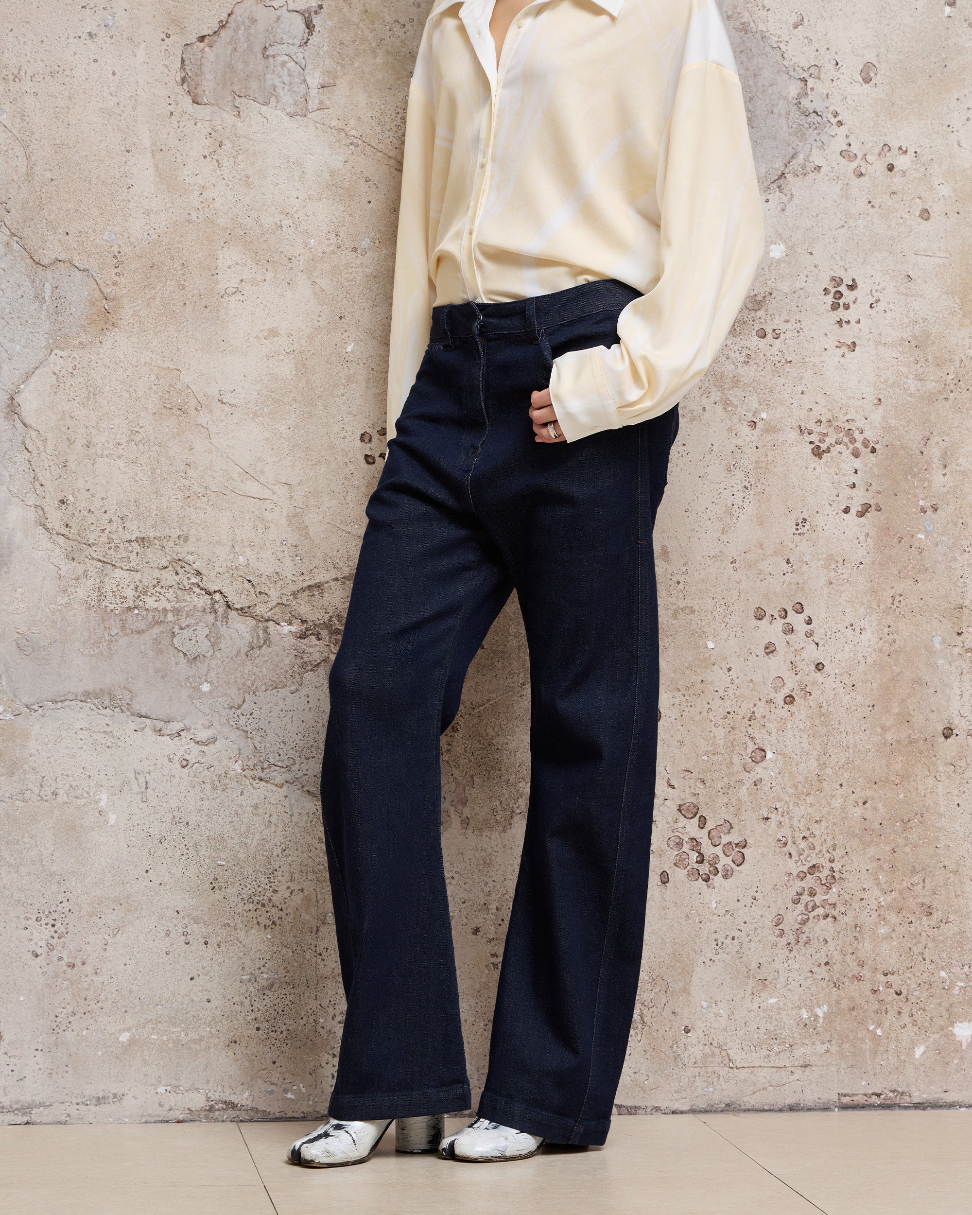 LUMI EMBROIDERED CURVED DENIM