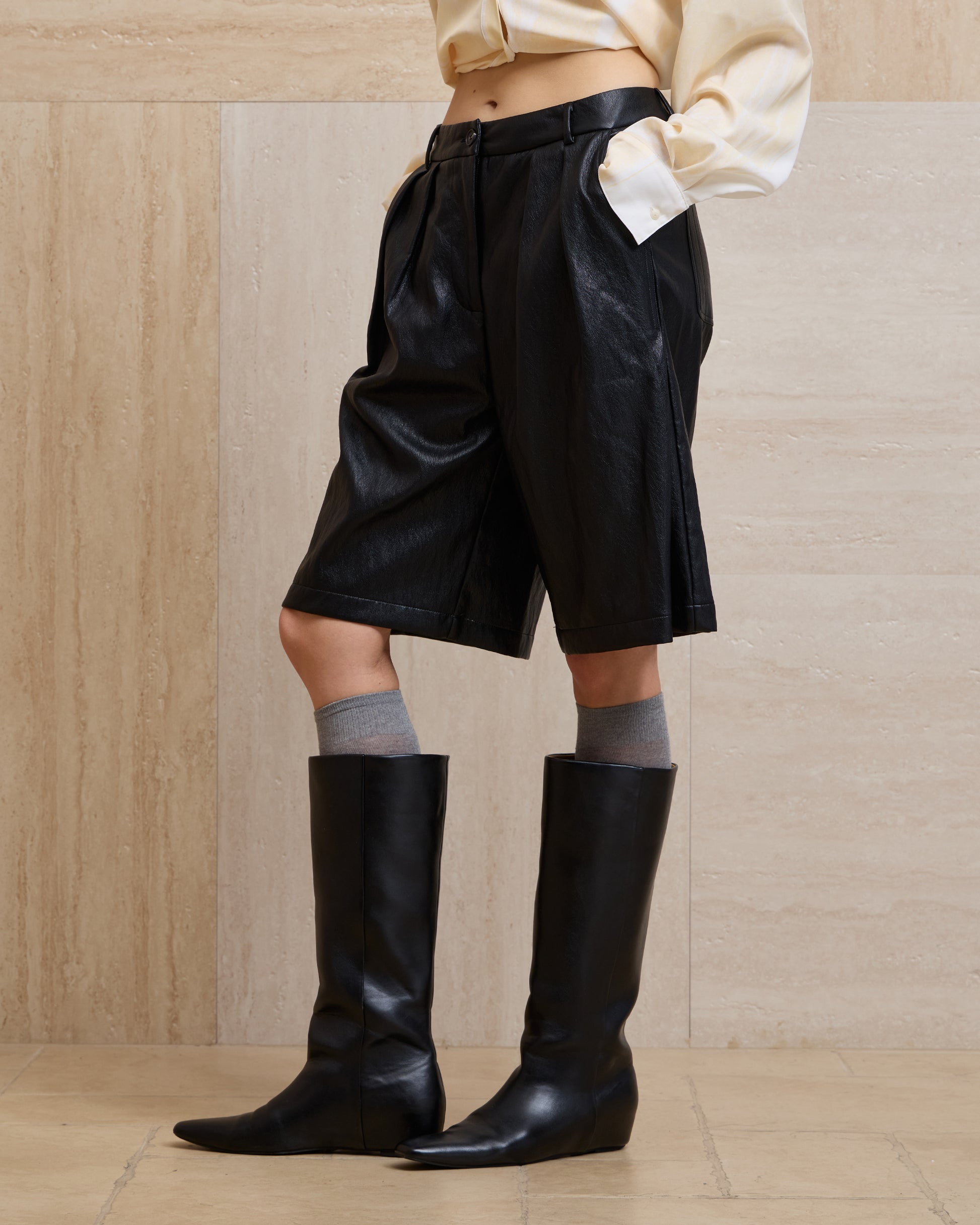 PLEATED FAUX LEATHER SHORTS