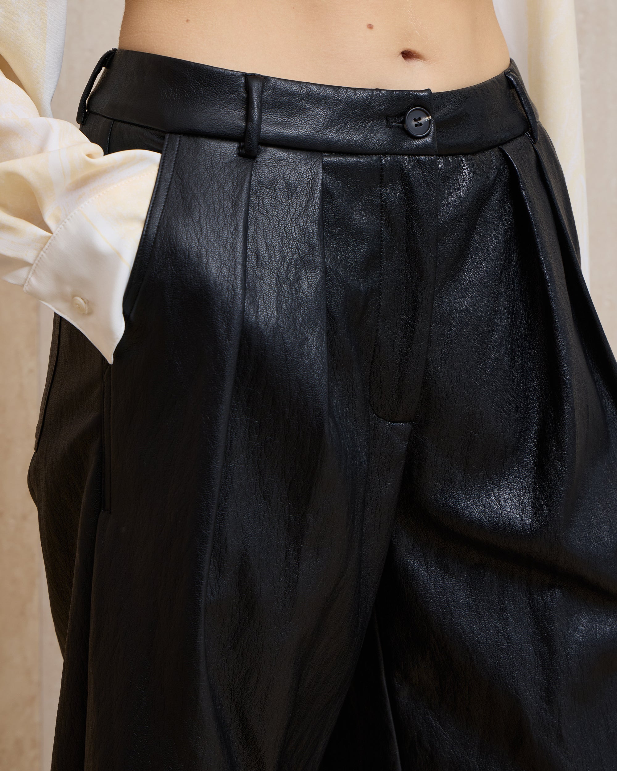 PLEATED FAUX LEATHER SHORTS