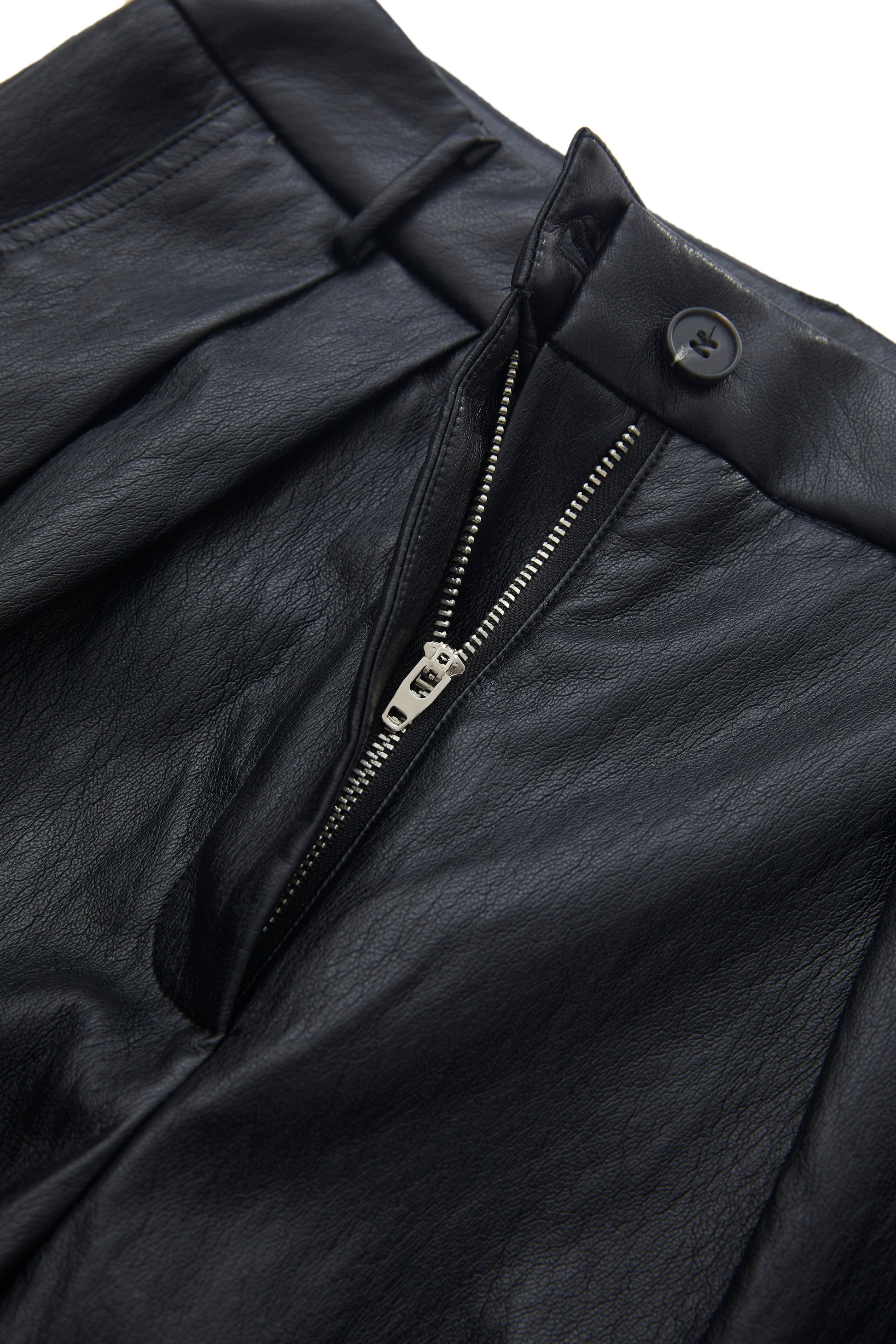 PLEATED FAUX LEATHER SHORTS