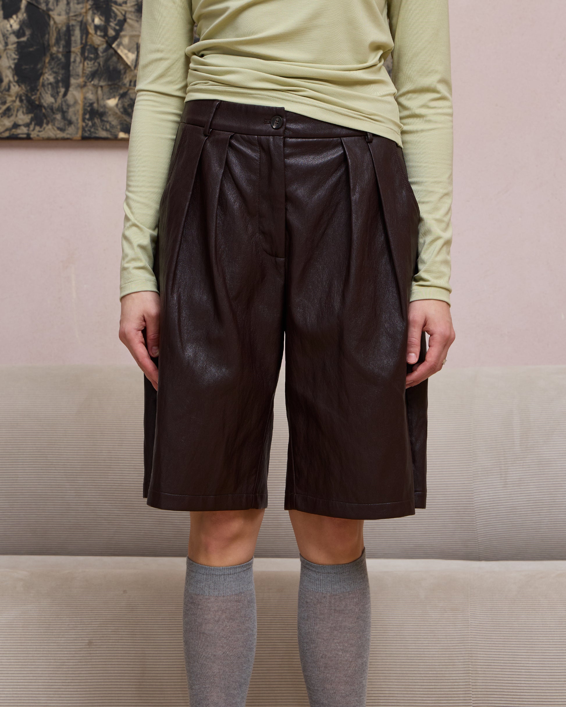PLEATED FAUX LEATHER SHORTS