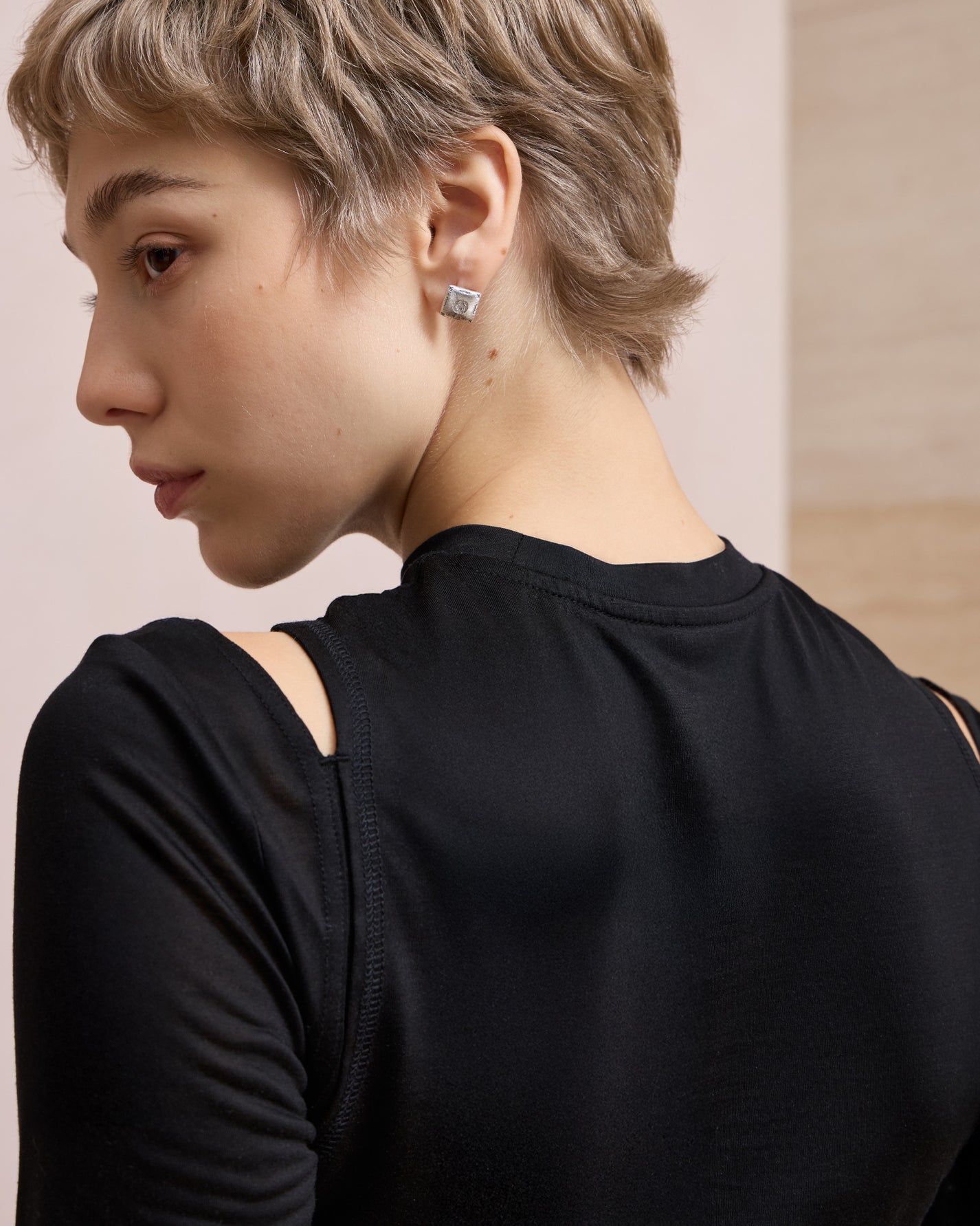 CUT-OUT SHOULDER BASE LAYER