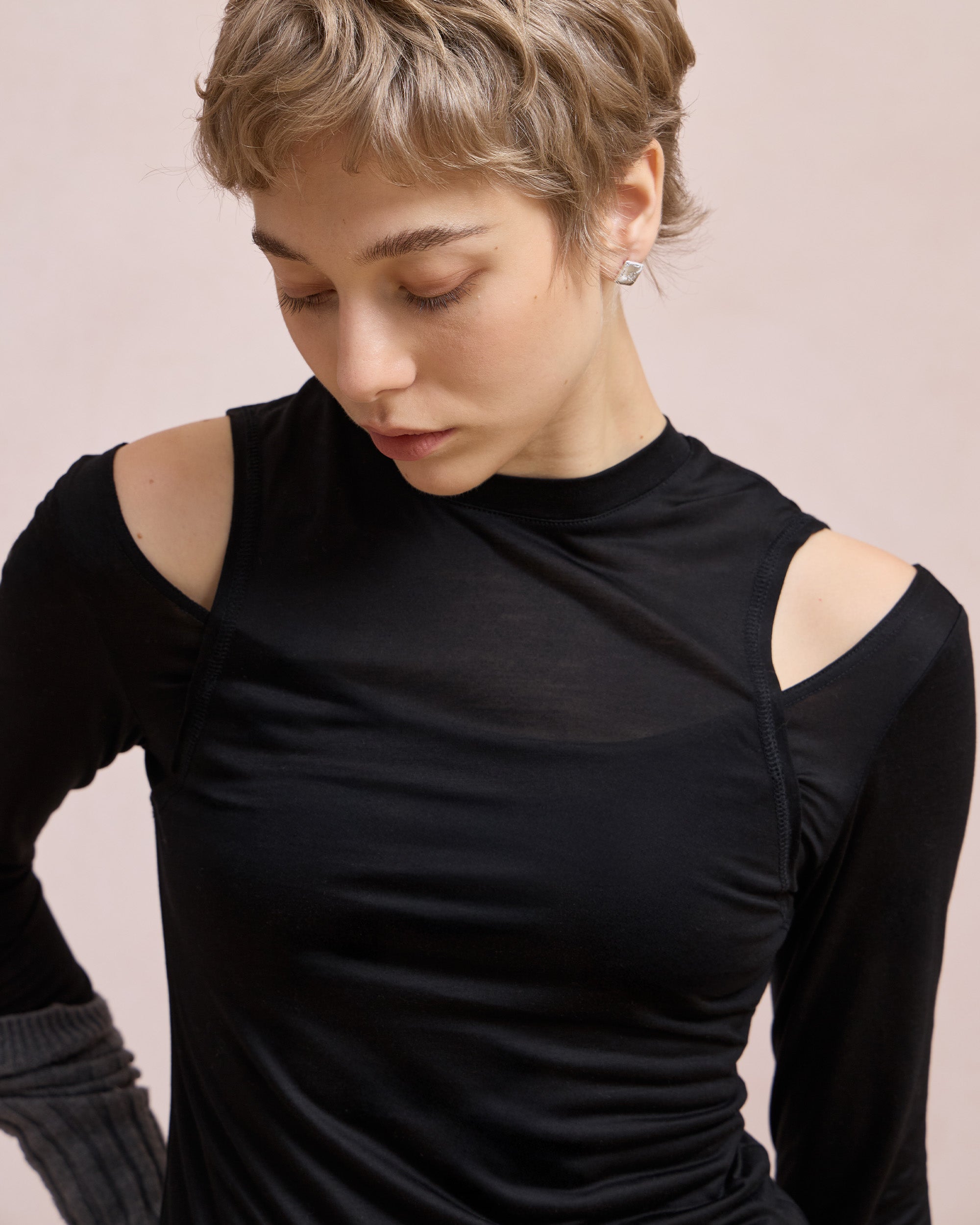 CUT-OUT SHOULDER BASE LAYER