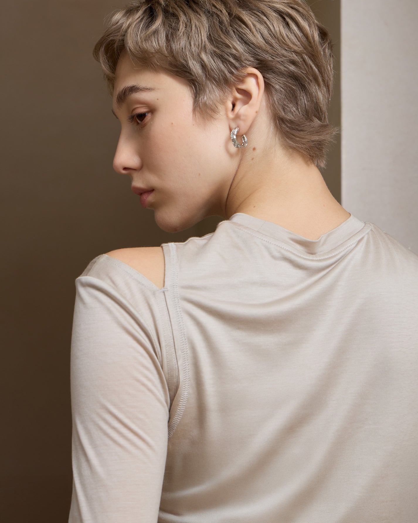 CUT-OUT SHOULDER BASE LAYER