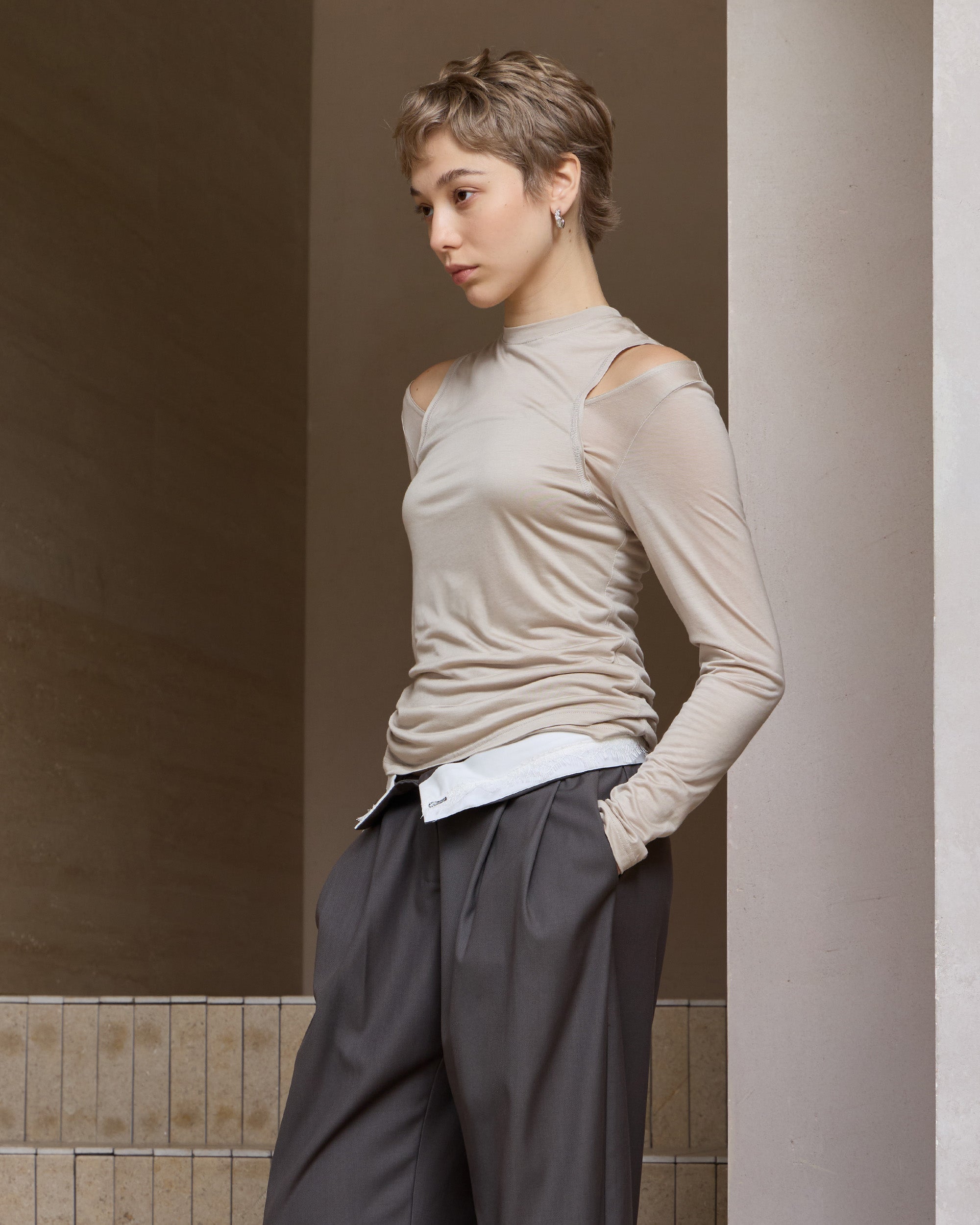 CUT-OUT SHOULDER BASE LAYER