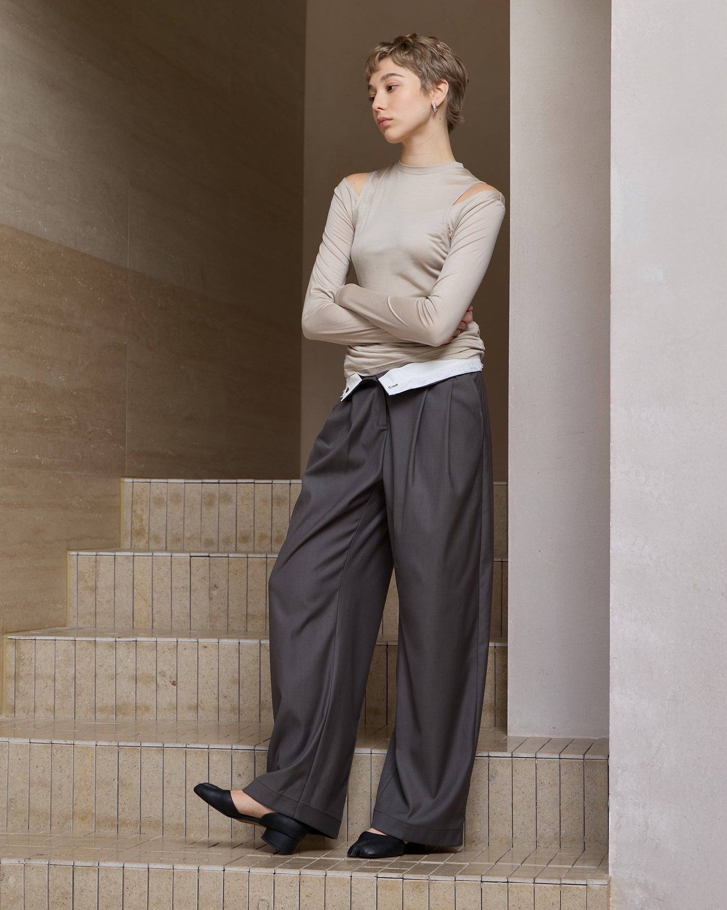 CUT-OUT SHOULDER BASE LAYER