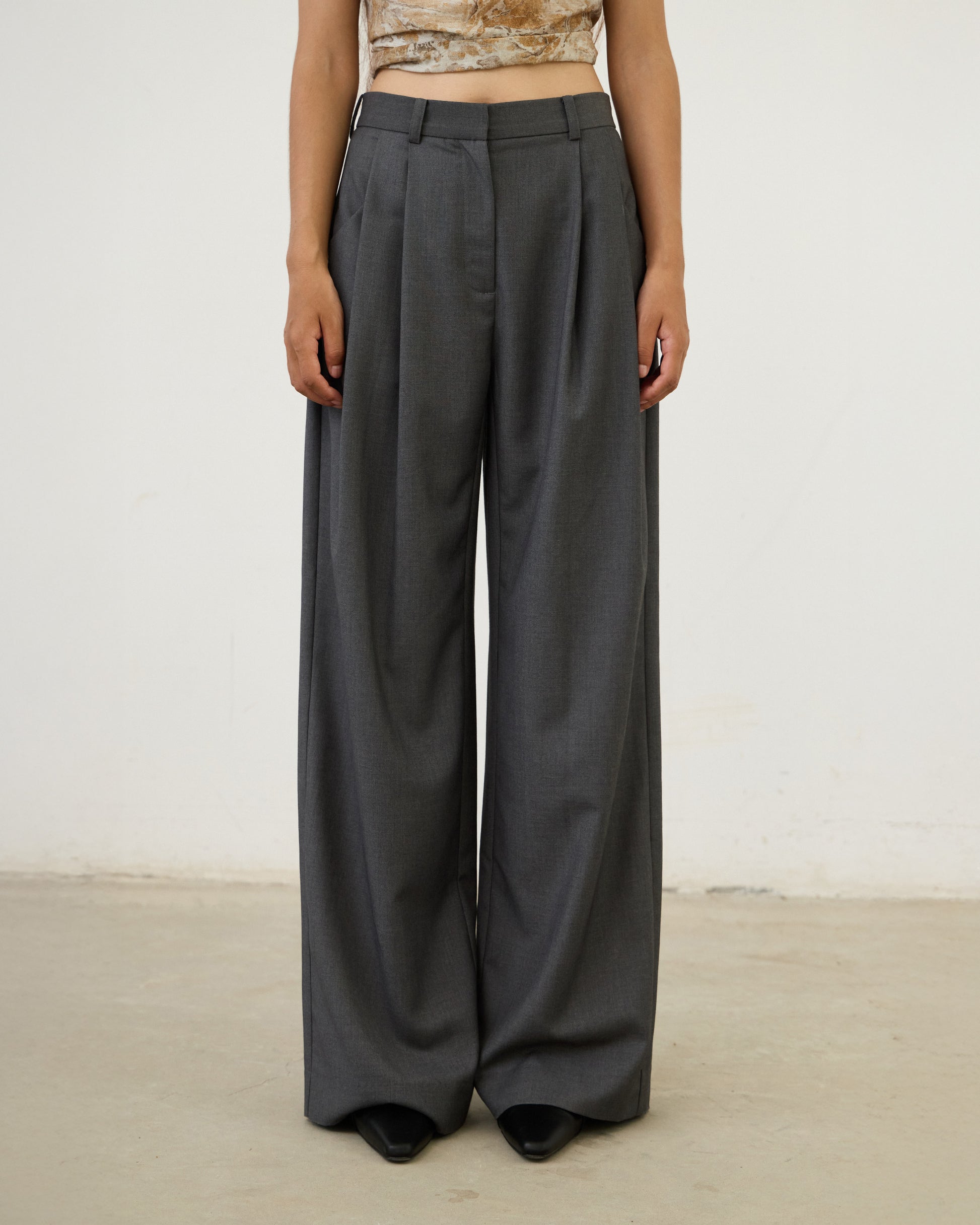 PLEATED WRINKLE-FREE PANTS