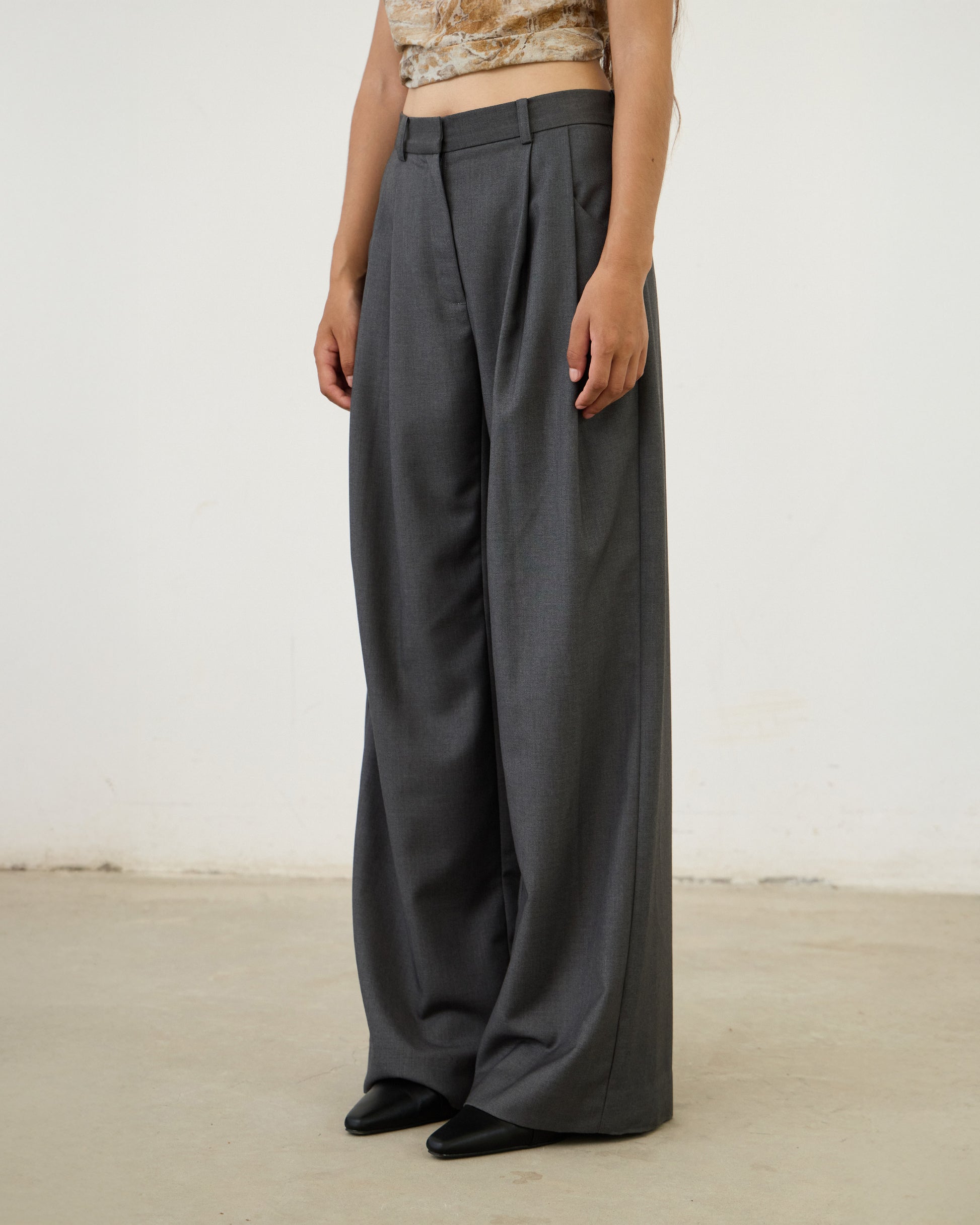PLEATED WRINKLE-FREE PANTS