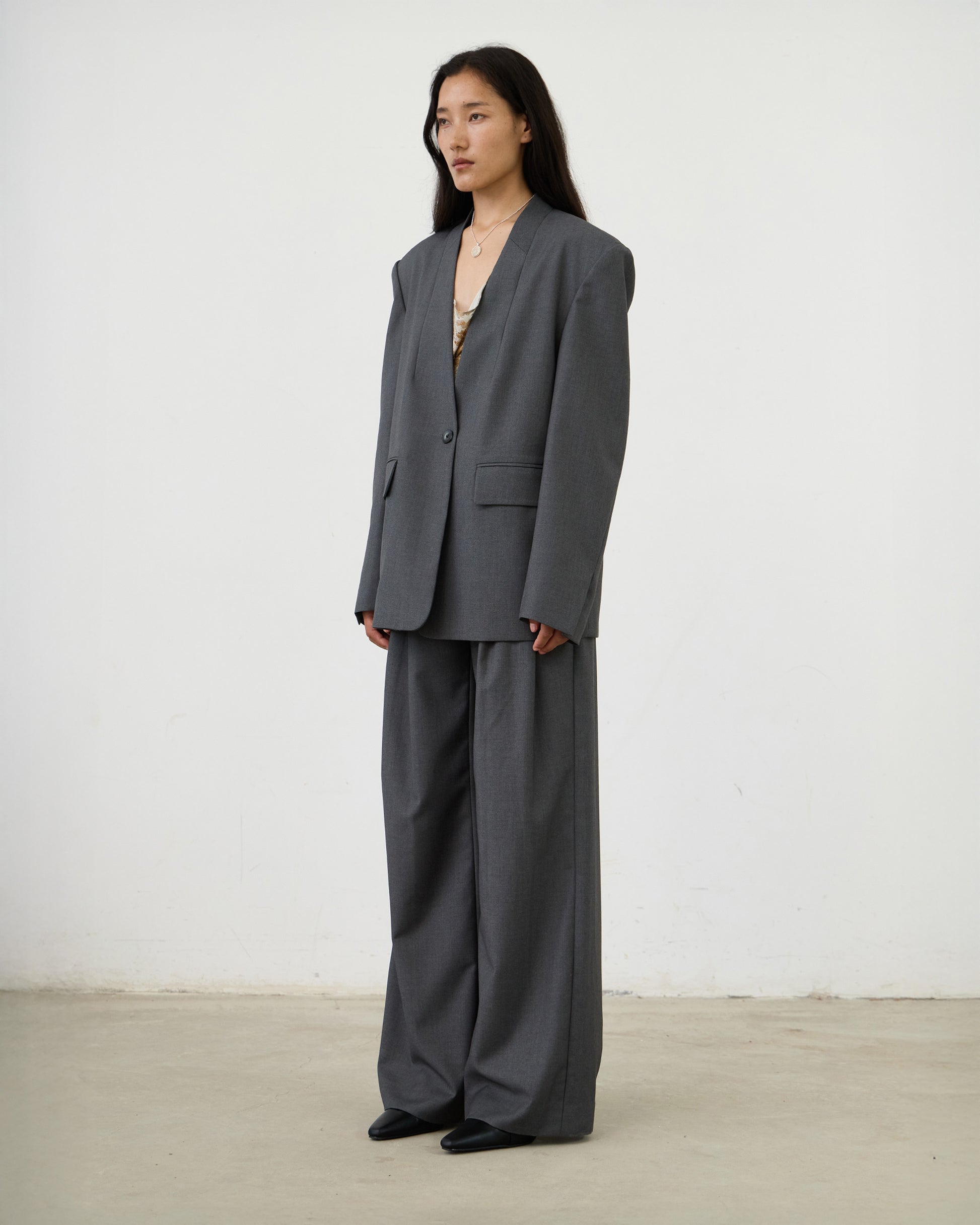 COLLARLESS SLANTED-VENT BLAZER