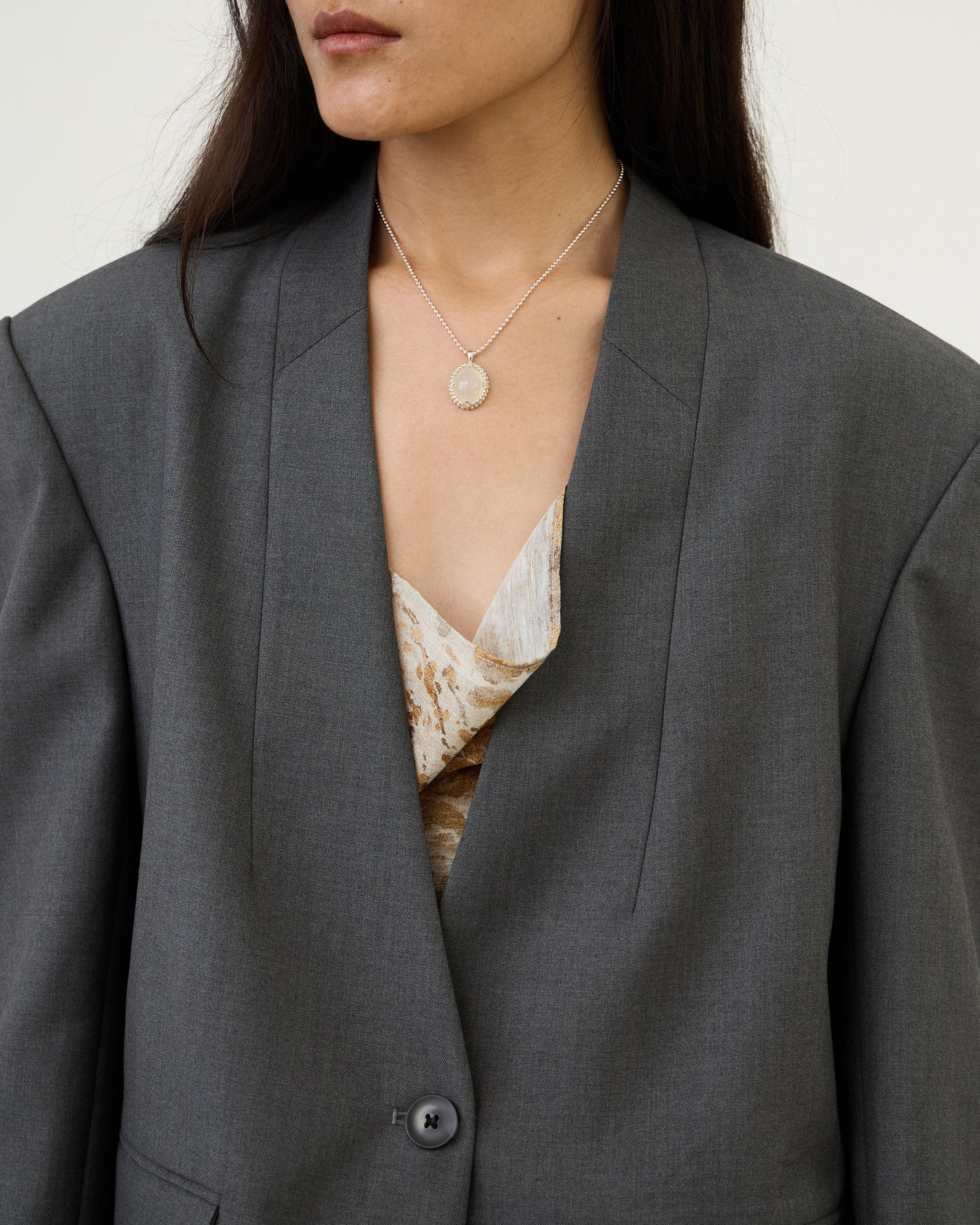 COLLARLESS SLANTED-VENT BLAZER
