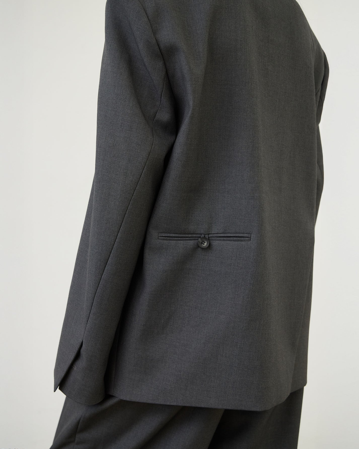 COLLARLESS SLANTED-VENT BLAZER