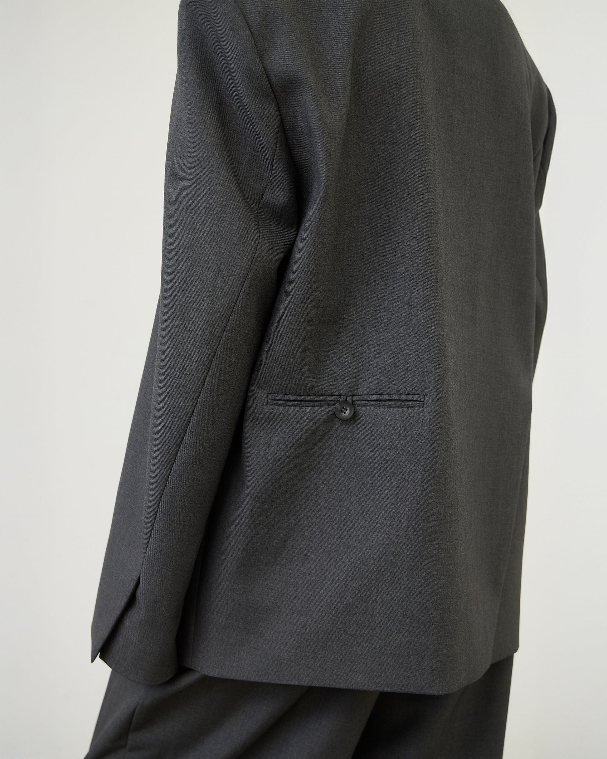 COLLARLESS SLANTED-VENT BLAZER