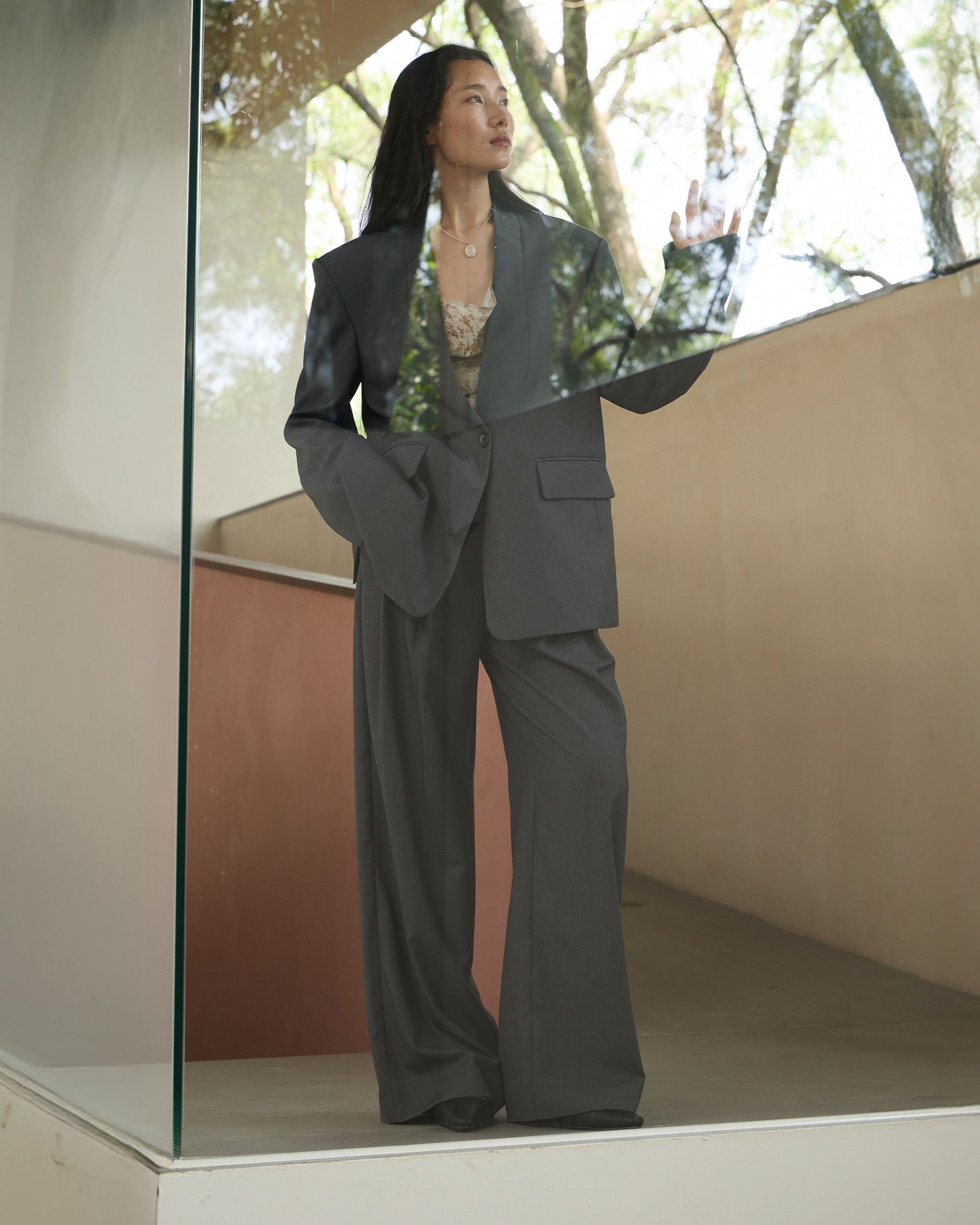 COLLARLESS SLANTED-VENT BLAZER