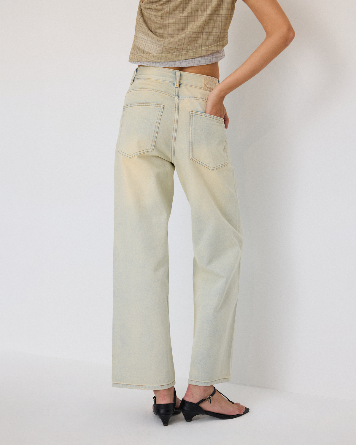 STRUCTURED FADED JEANS