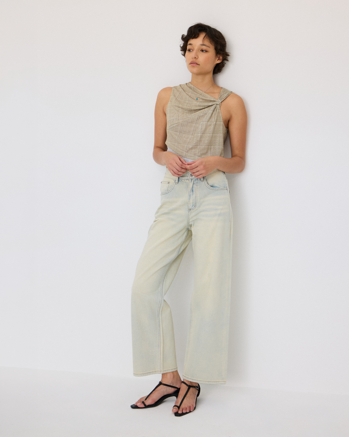STRUCTURED FADED JEANS