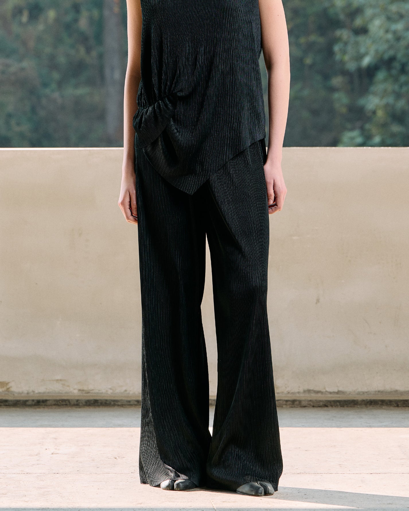 FINE PLEATED LONG LEG PANTS