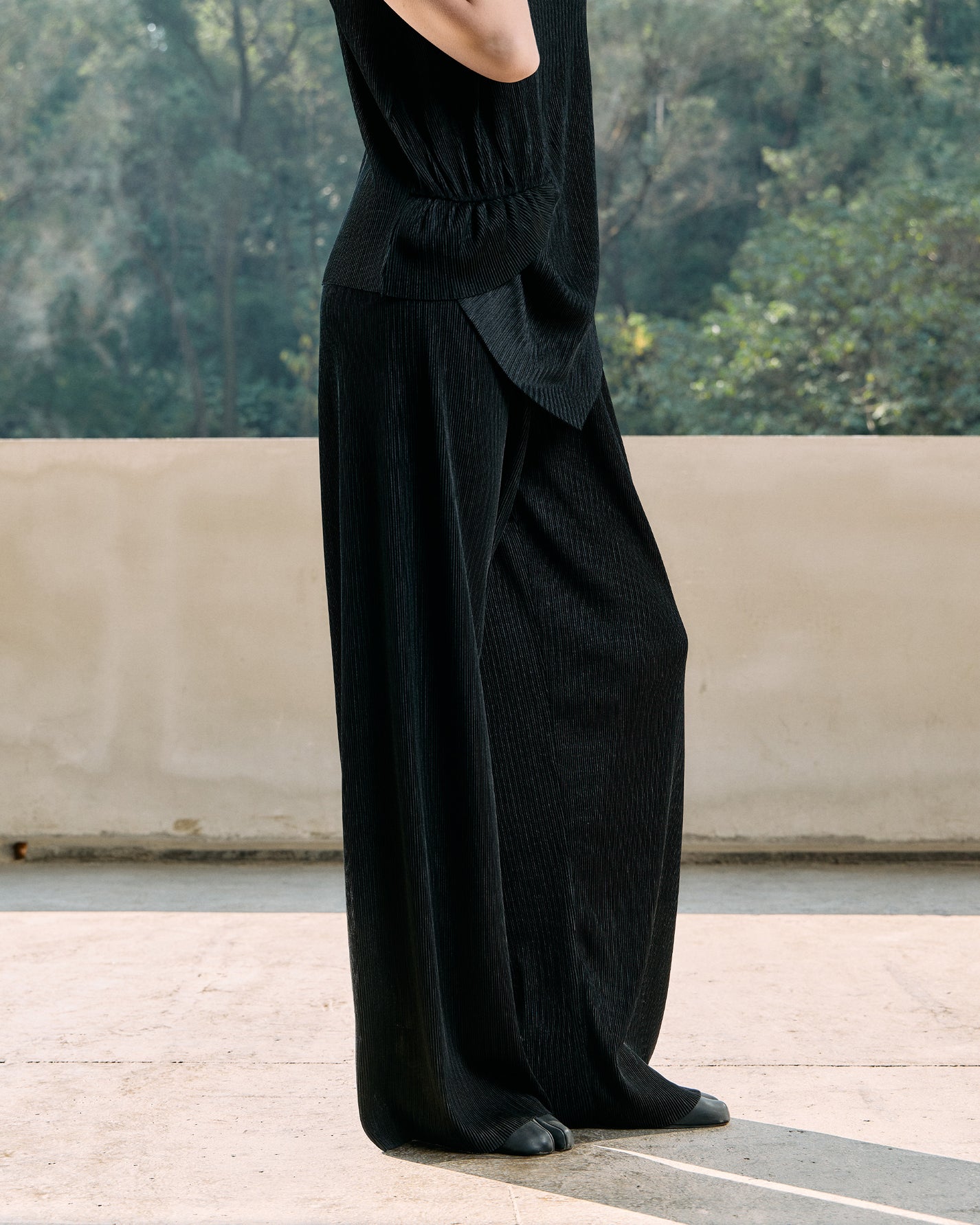 FINE PLEATED LONG LEG PANTS