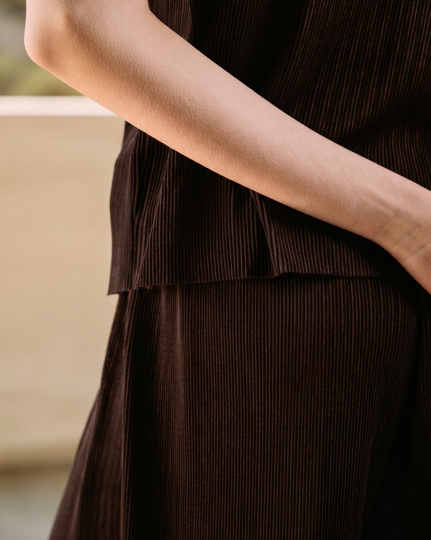 FINE PLEATED LONG LEG PANTS