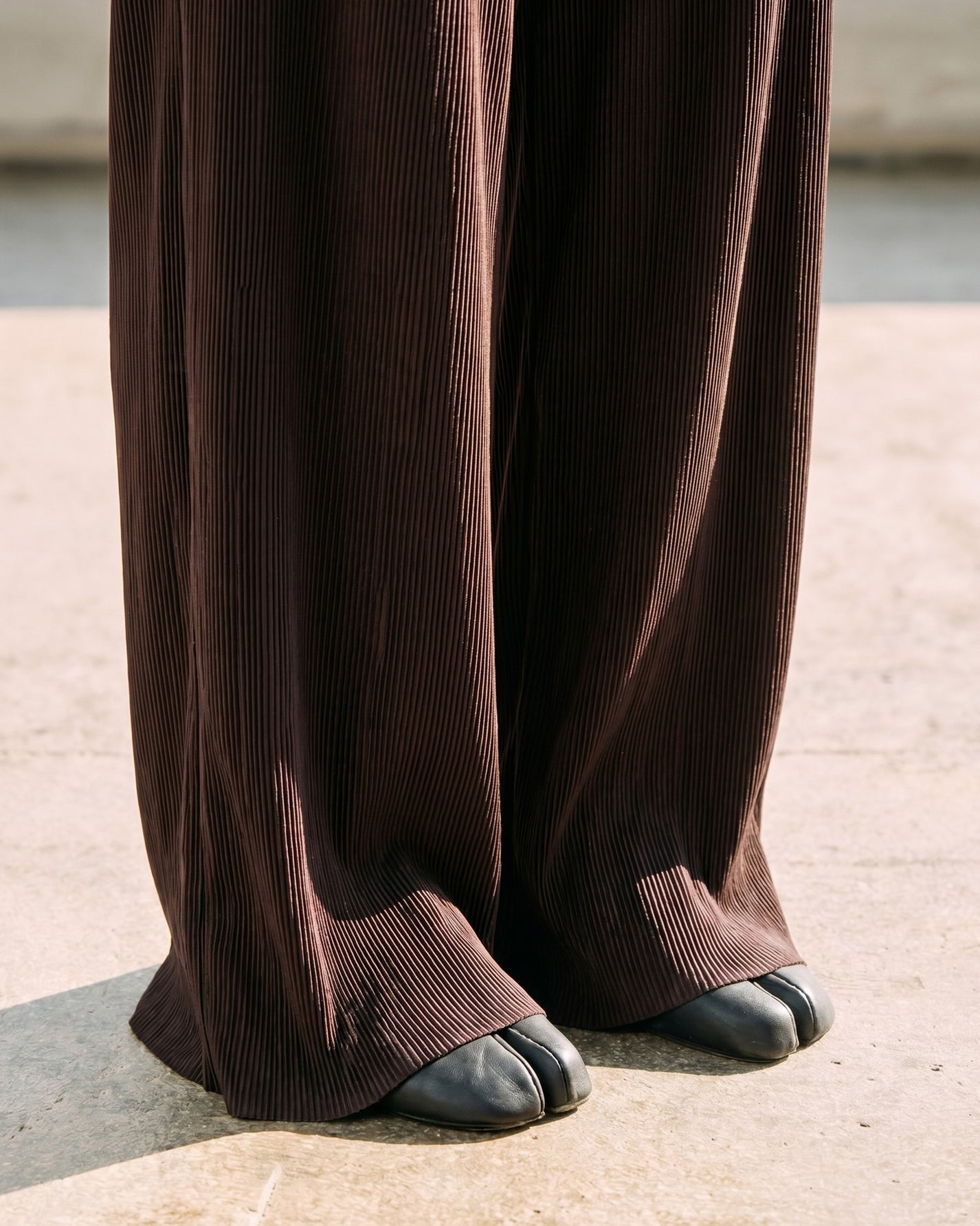 FINE PLEATED LONG LEG PANTS