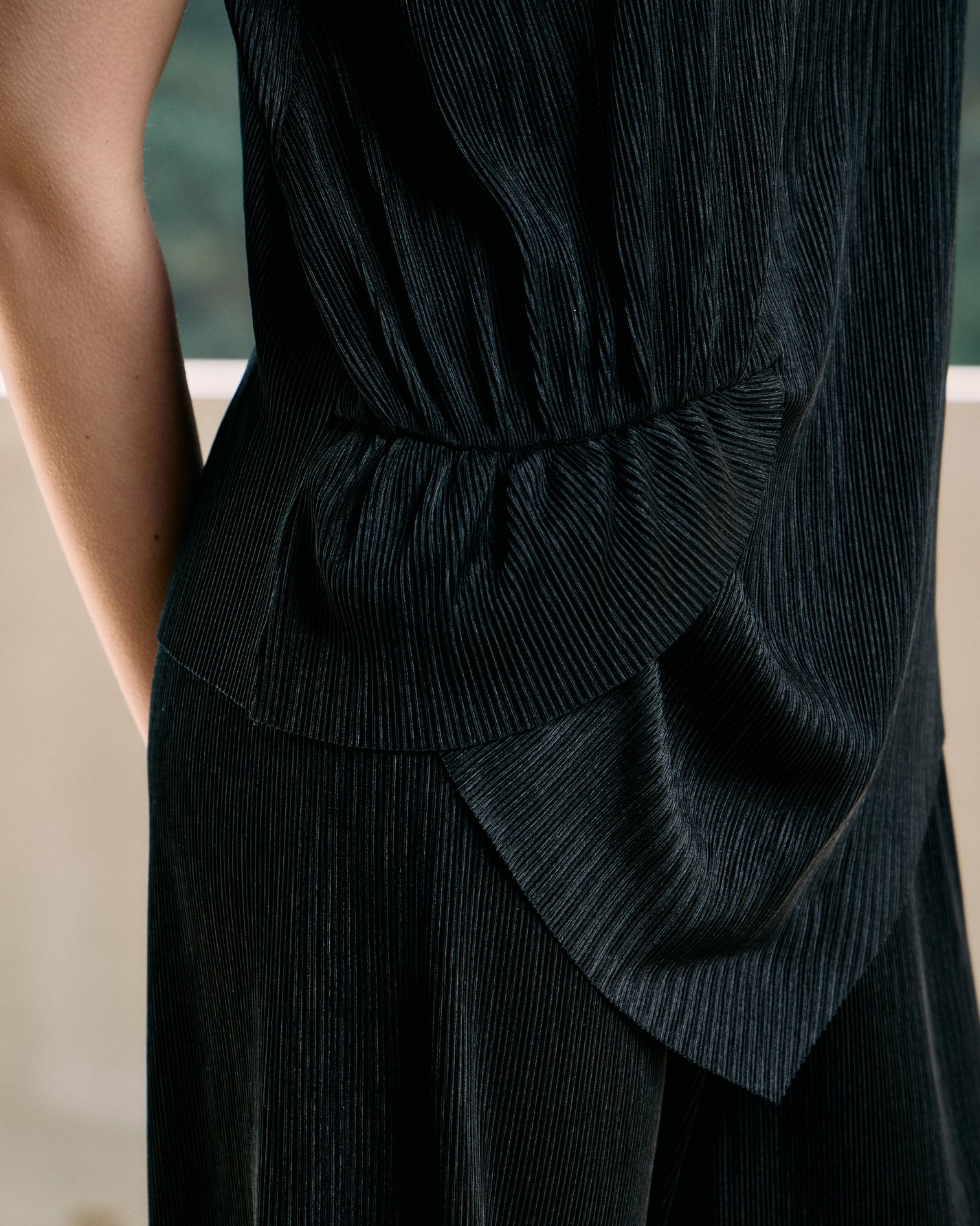 FINE PLEATED SIDE WAIST-CINCHING VEST