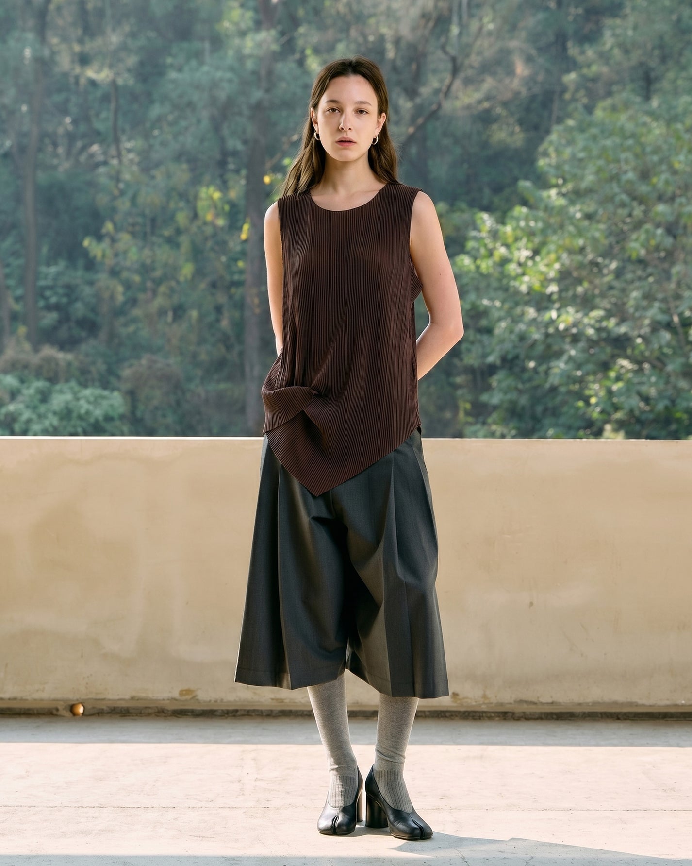 FINE PLEATED SIDE WAIST-CINCHING VEST